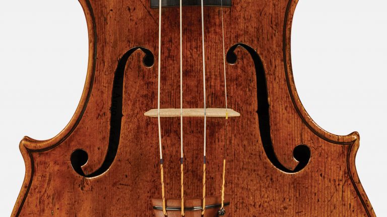 Foto_Violine_Stradivari_A._Cremona_-_Golden_bell_-_ganze_Ansicht_Decke_1260_x_707_grau