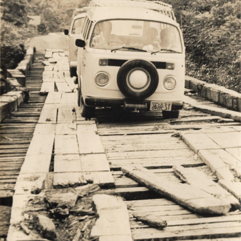 Viaggio Amazzonia, 1983: Due Minibus che passano per un ponte di legno