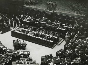 Fotografia storica in bianco e nero dell'Assemblea Costituente a Montecitorio il 25 giugno 1946
