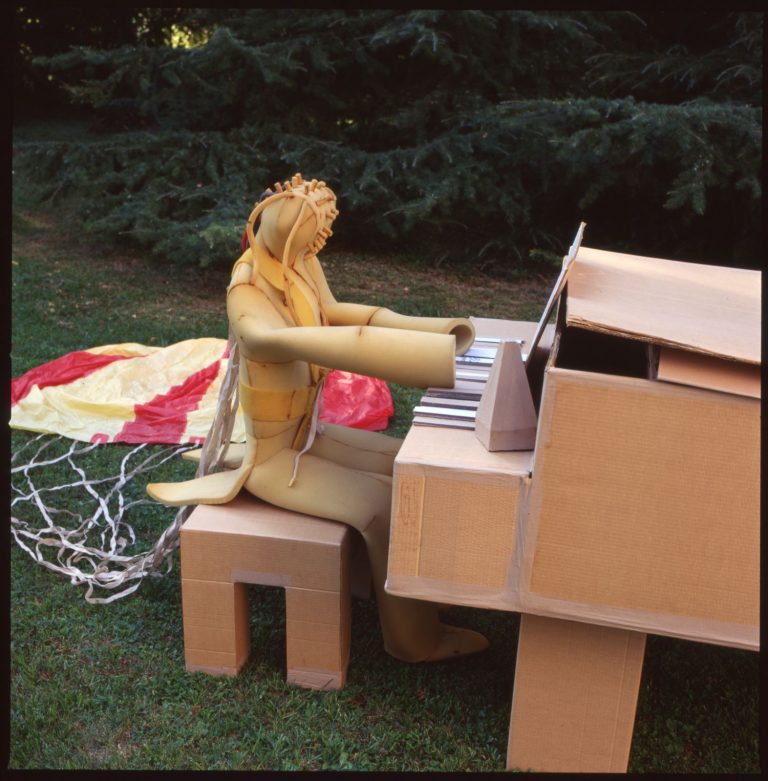 Pianista paracadutista (Fallschirmspringer-Pianist), 1971, Mischtechnik (Karton, Stoff, Schaumgummi)