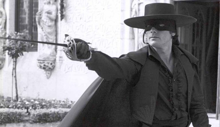 Alain Delon. Still dal film Zorro